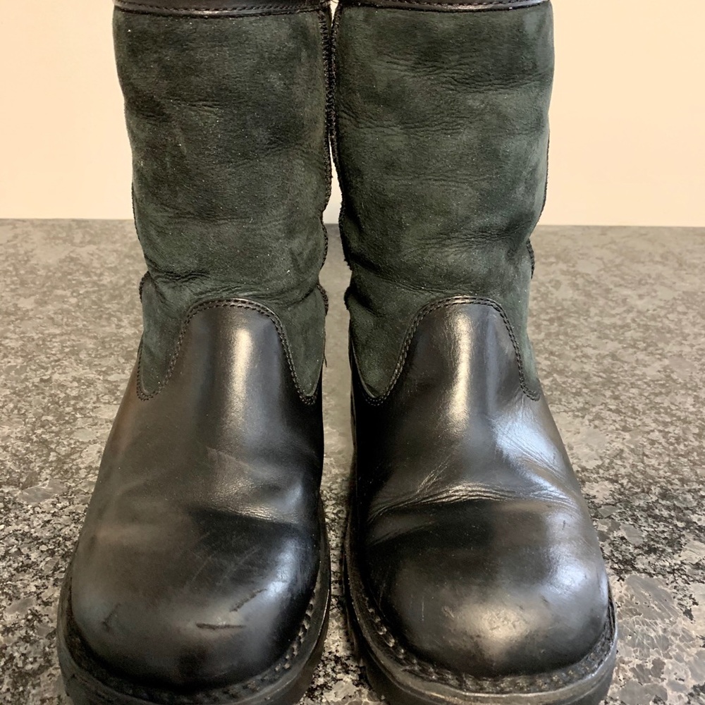 Men’s UGGs size 9